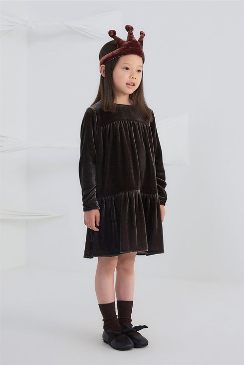 輕巧禮服裝，一本正經的精致孩童風尚