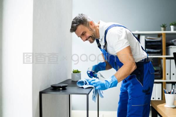 專(zhuān)業(yè)的清潔工辦公室清潔服務(wù)。